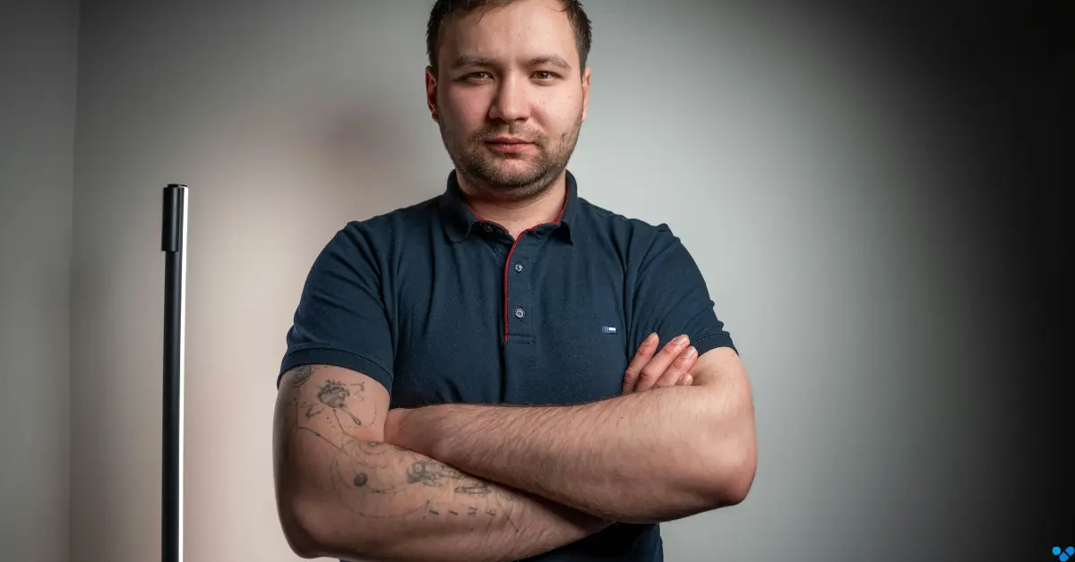 Mann mittleren Alters mit selbstbewusster Haltung als Symbolbild fuer natuerliche Potenzsteigerung und maennliche Vitalitaet