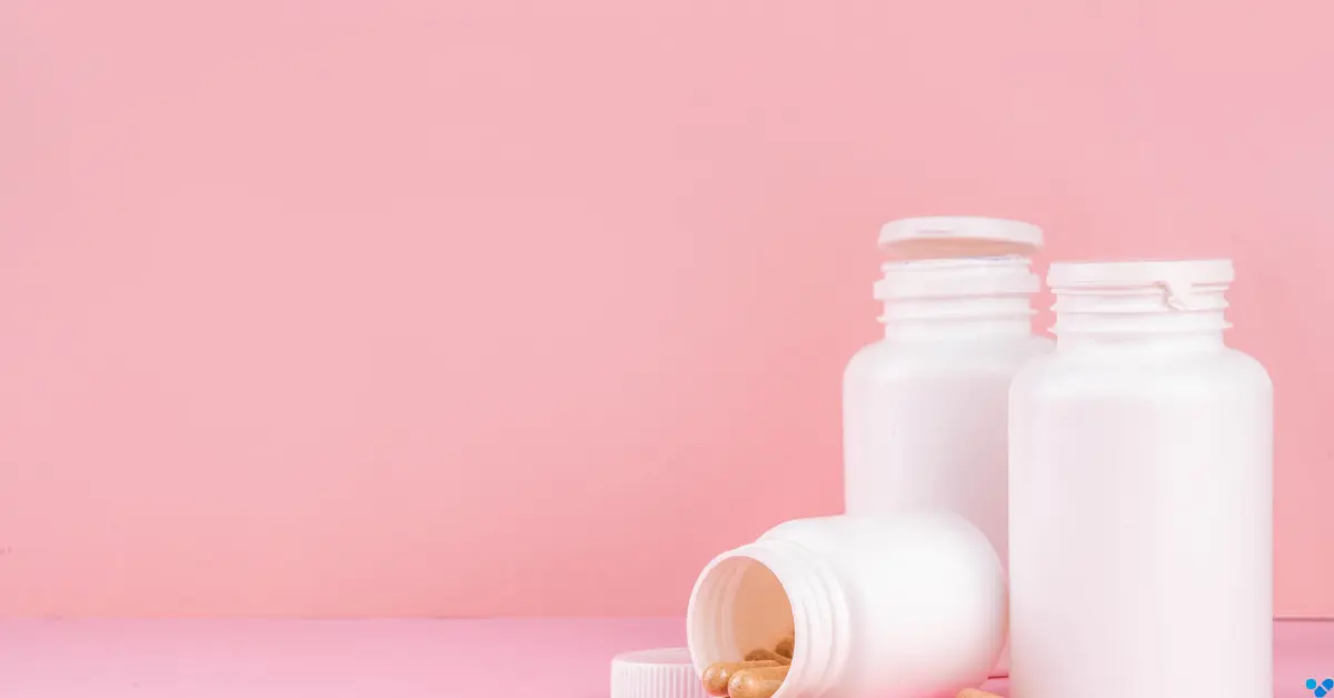 Weiße Flaschen mit Kapseln als Symbolbild für ein Libido Supplement